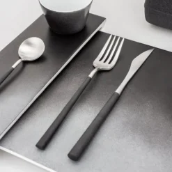 Coffret de 24 couverts noirs résine et acier inoxidable