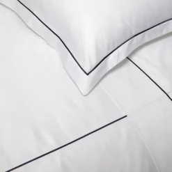 Drap en satin de coton broderie bleu foncé