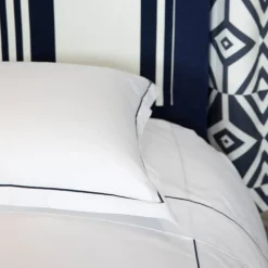 Drap en satin de coton broderie bleu foncé