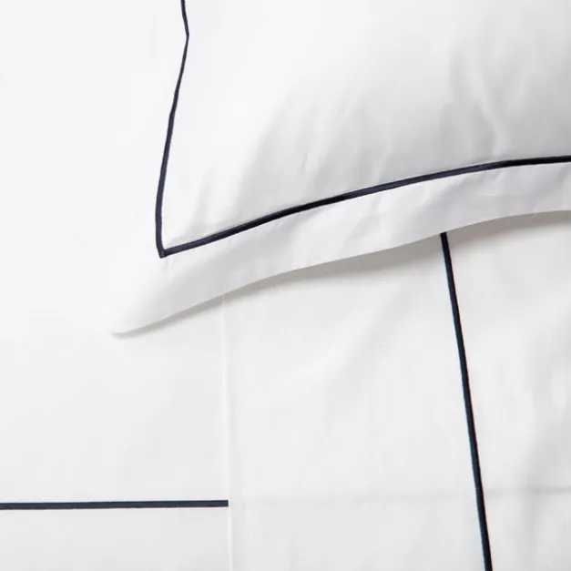 Drap en satin de coton broderie bleu foncé