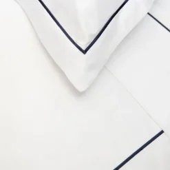 Drap en satin de coton broderie bleu foncé