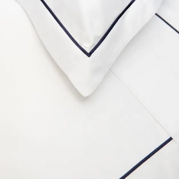 Drap en satin de coton broderie bleu foncé