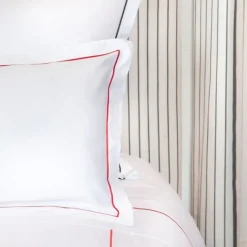 Drap en satin de coton broderie rouge