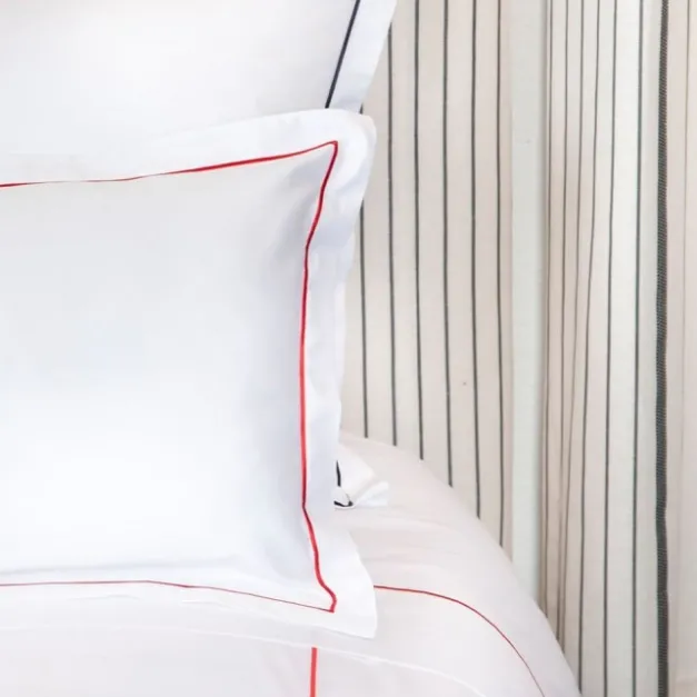 Drap en satin de coton broderie rouge