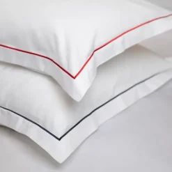 Lot de 2 taies d'oreiller avec broderie rouge