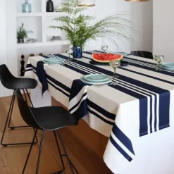 Nappe en coton bleu foncé et blanche à rayures