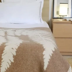 Plaid beige en cachemire et laine motif fougère