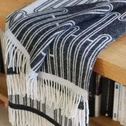 Plaid en cachemire et laine gris foncé à franges