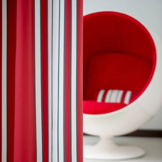 Rideau en satin de coton rouge à rayures